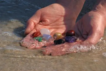 Cleaning crystals with sea water